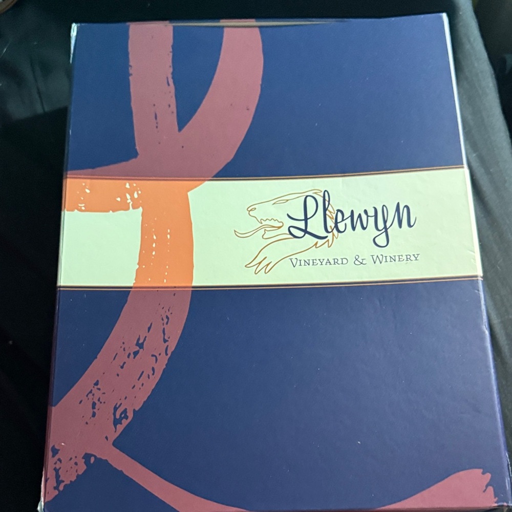 Llewyn Vineyard & Winery Gift Box